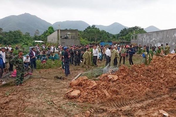 Lở núi vùi 10 căn nhà ở Nha Trang, 2 người chết